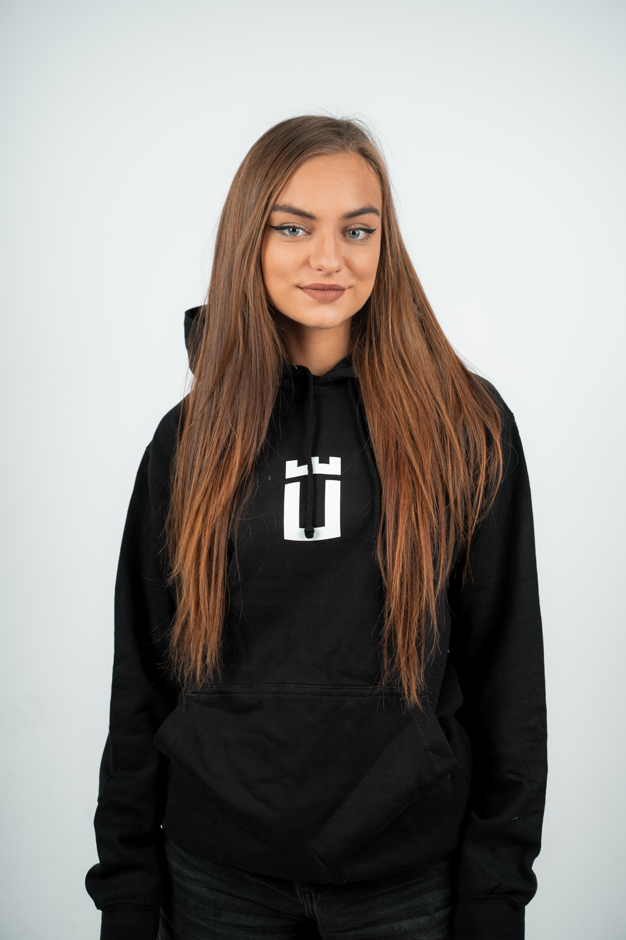 Čierna mikina s kapucňou U dámska – Obrázok 2