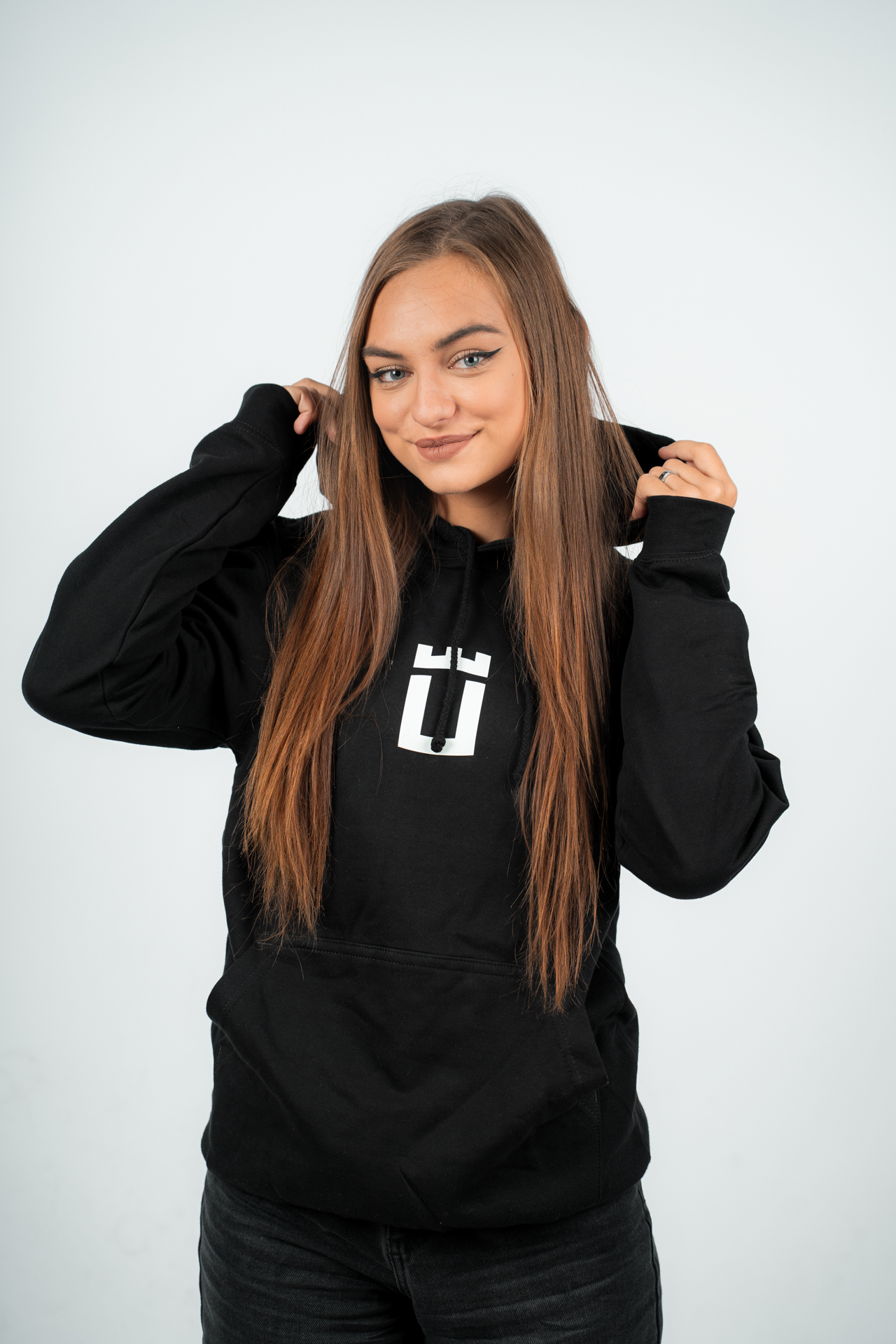 Čierna mikina s kapucňou U dámska – Obrázok 3