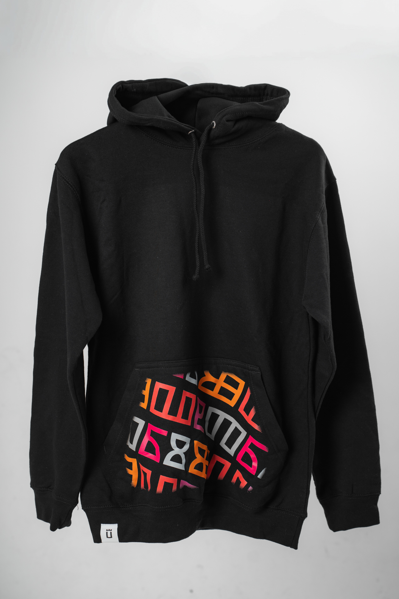 Čierna mikina s farebným paternom pánska