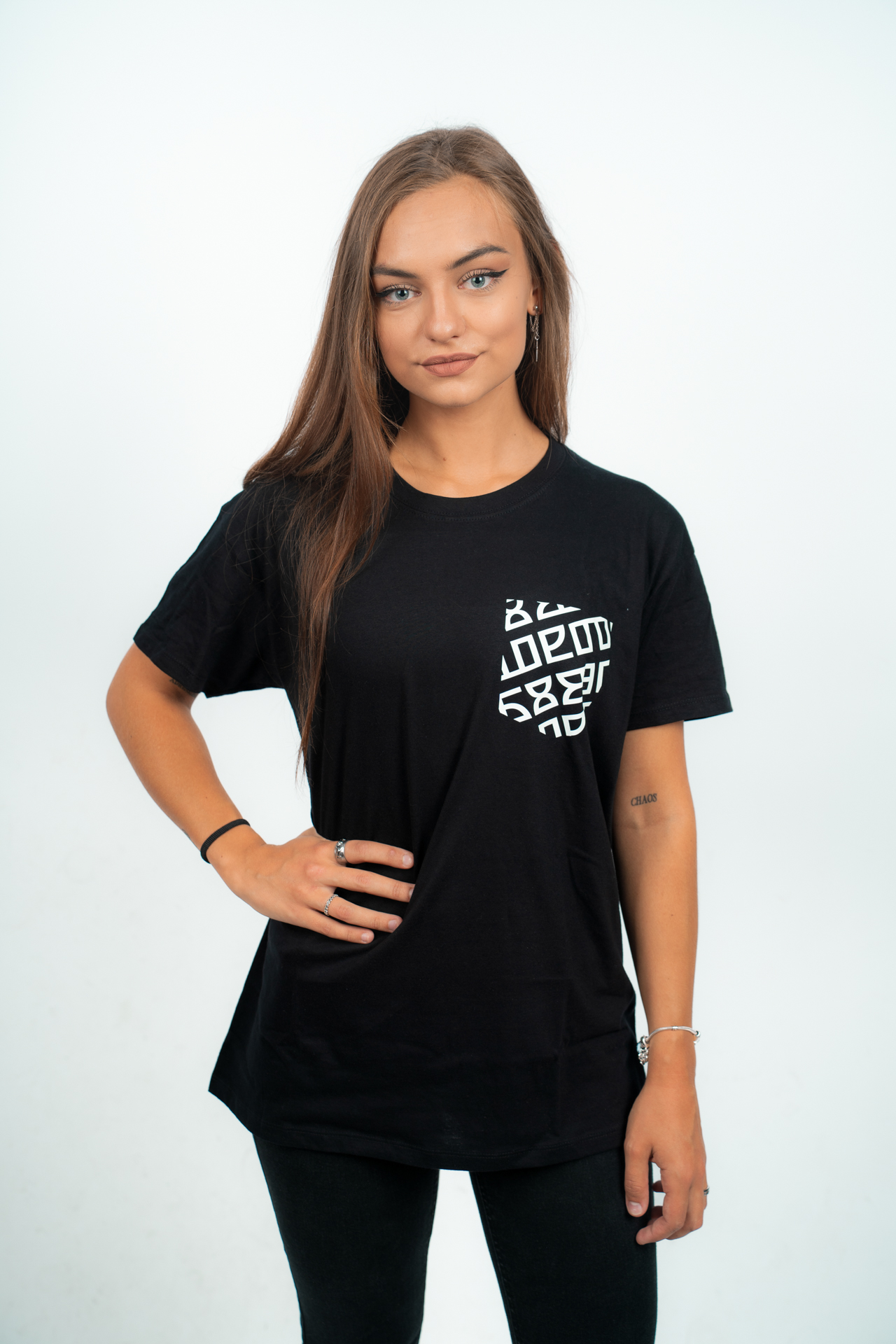 Čierne tričko dámske s patternom – Obrázok 3