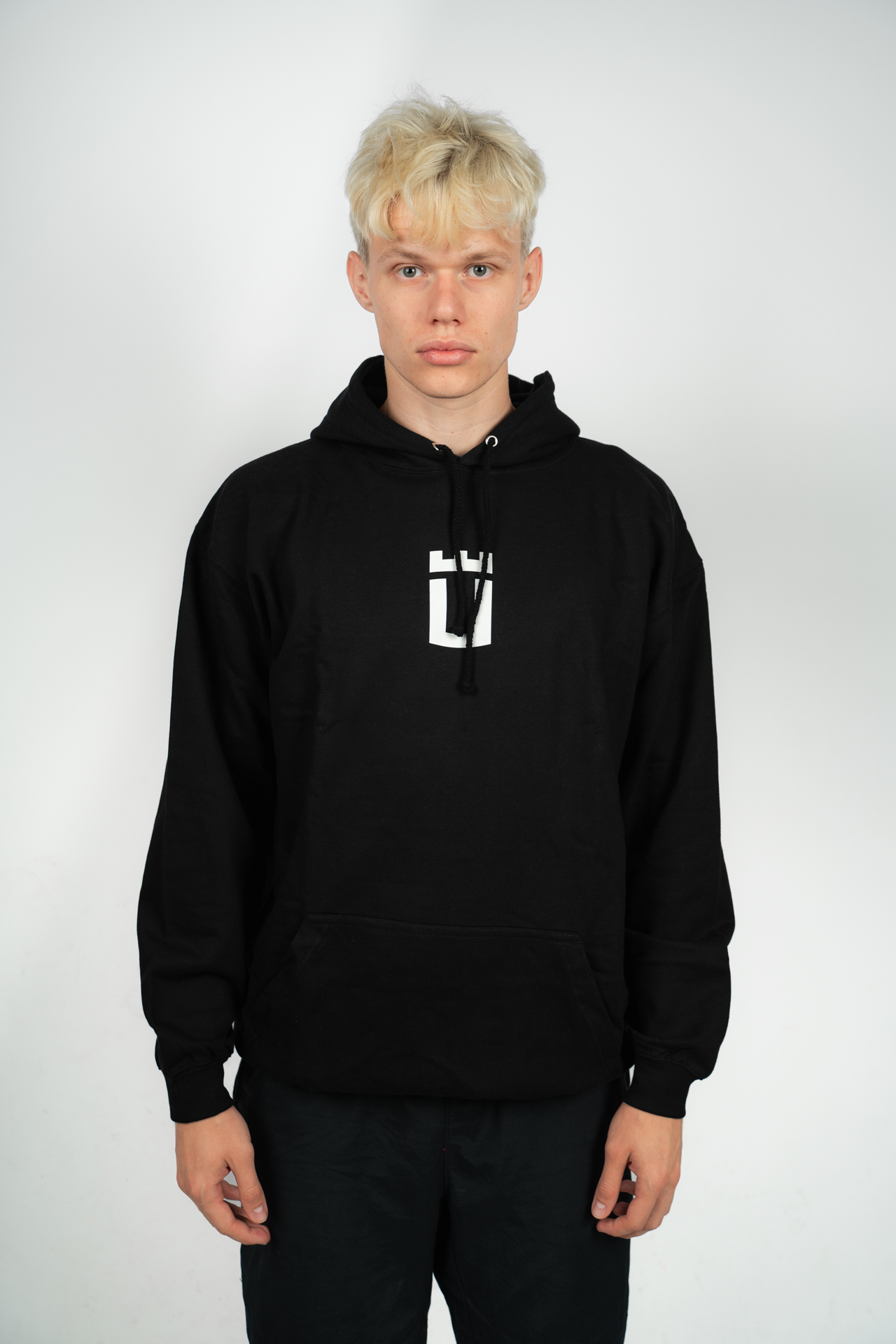 Čierna mikina s kapucňou pánska U – Obrázok 2