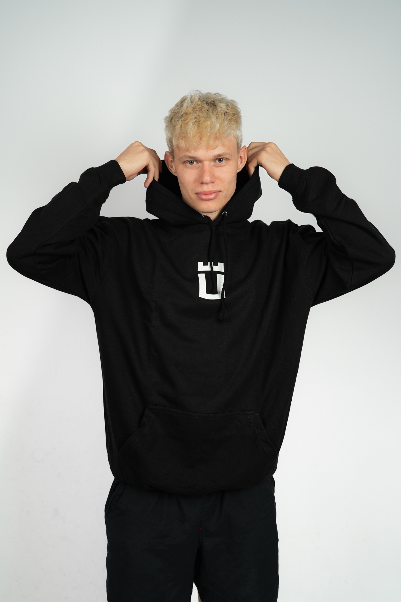 Čierna mikina s kapucňou pánska U – Obrázok 3