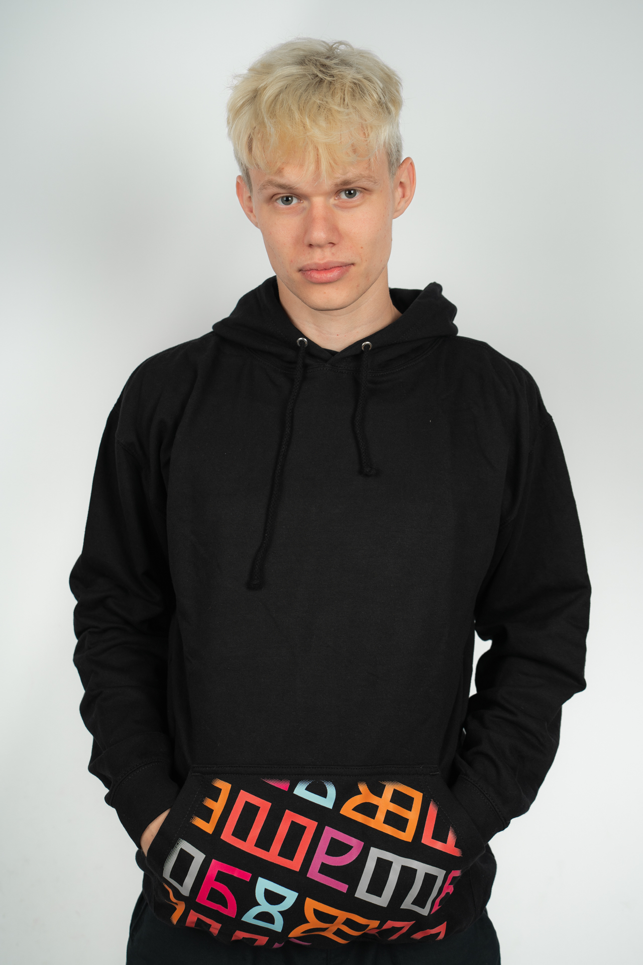 Čierna mikina s farebným paternom pánska – Obrázok 2