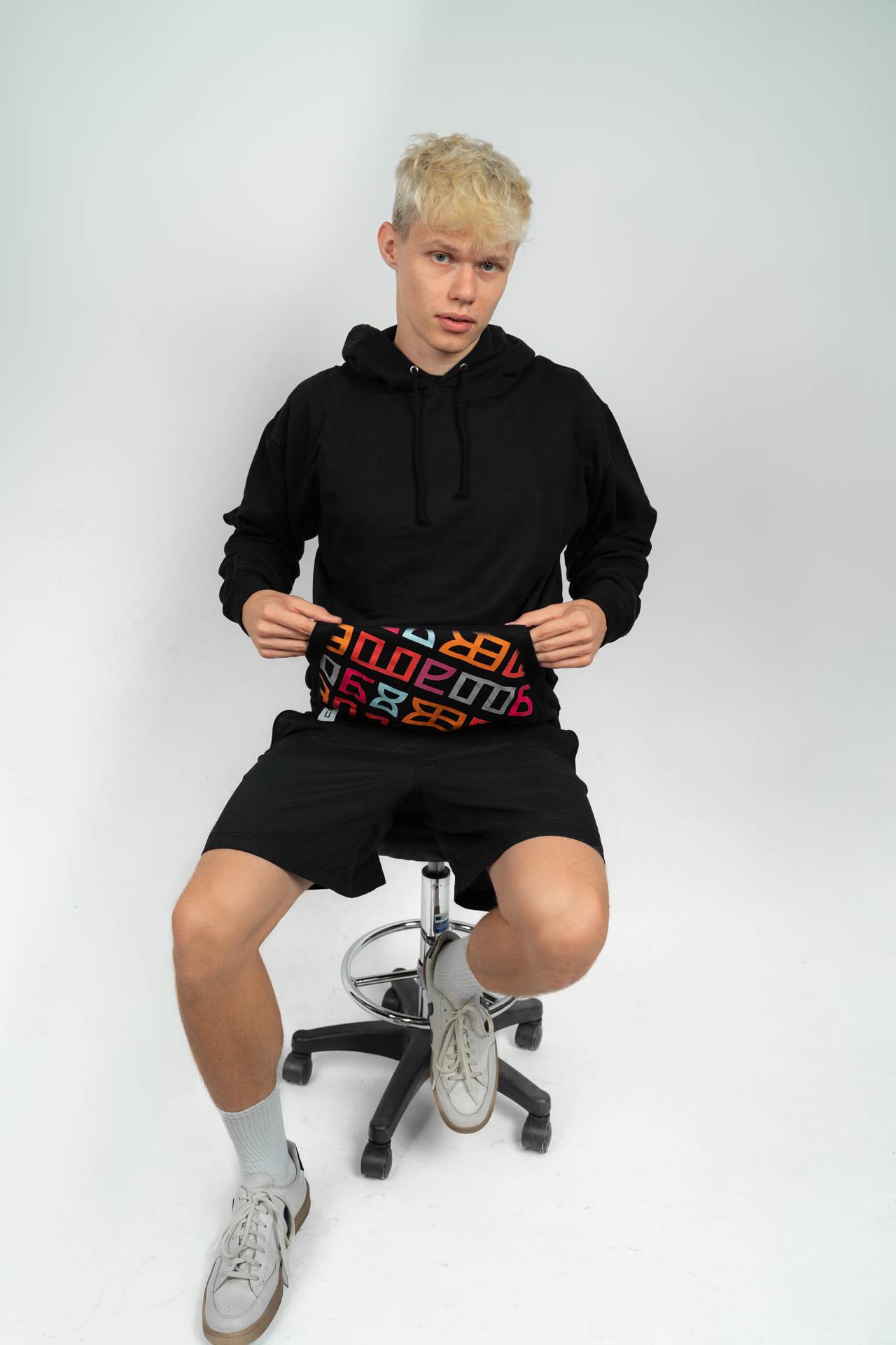 Čierna mikina s farebným paternom pánska – Obrázok 3